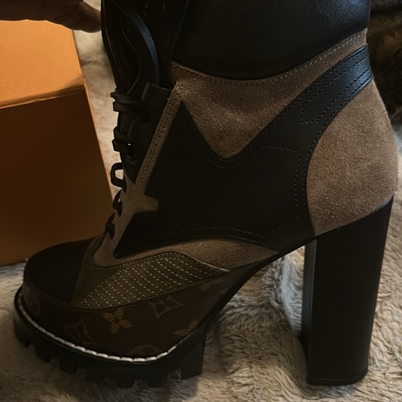 LOUIS VUITTON 
Suede Calfskin Monogram Star Trail Ankle Boots 40 Khaki - Picture 10 of 12